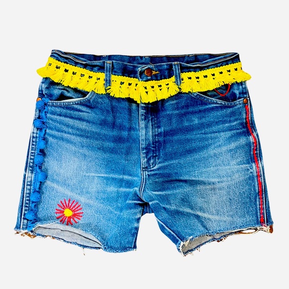 Distressed WRANGLERS embroidered cutoff shorts, Daisy Dukes, Womens 4-6 boho - Picture 1 of 13